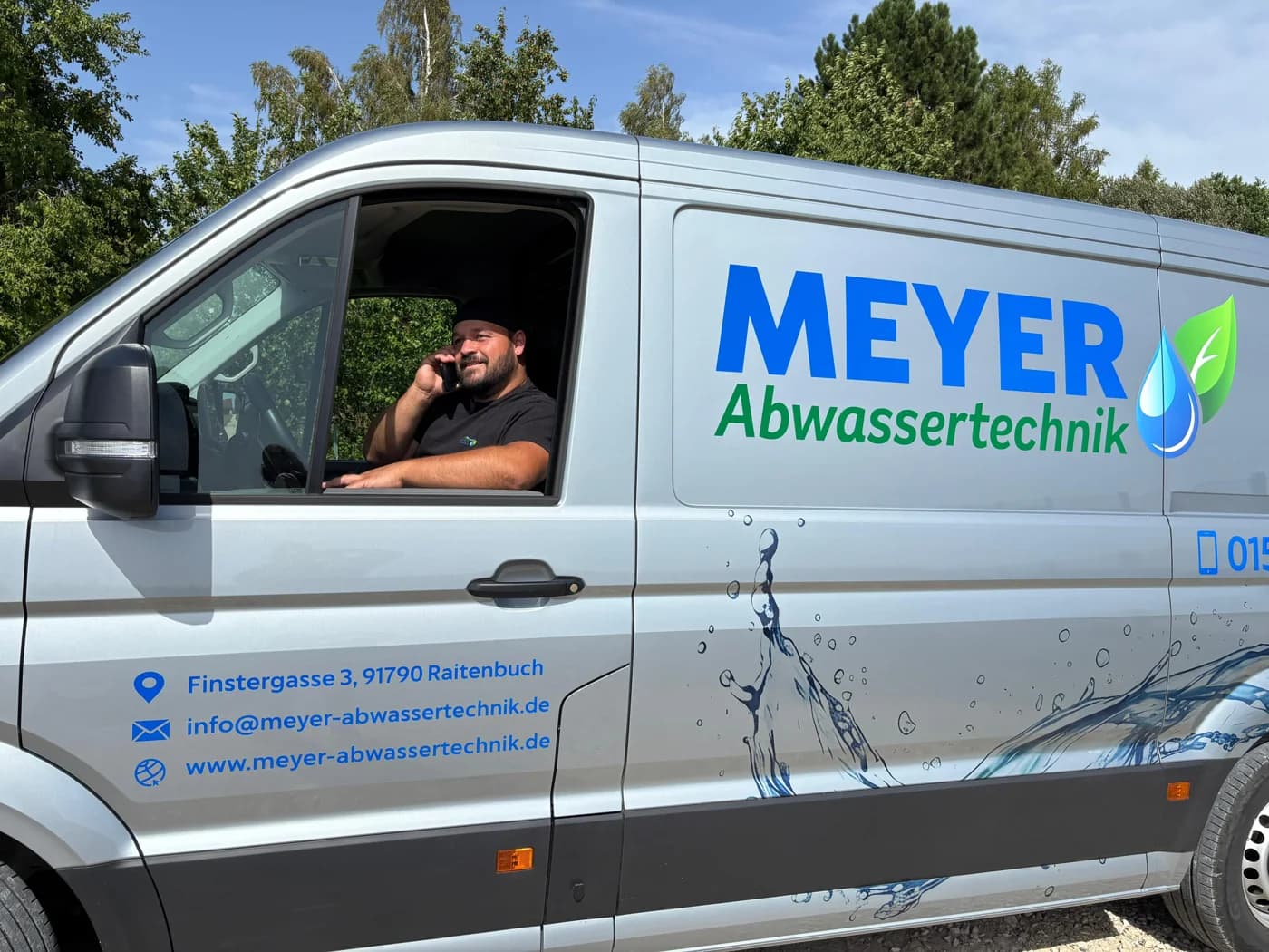 Einsatzfahrzeug von Meyer Abwassertechnik im Einsatzgebiet