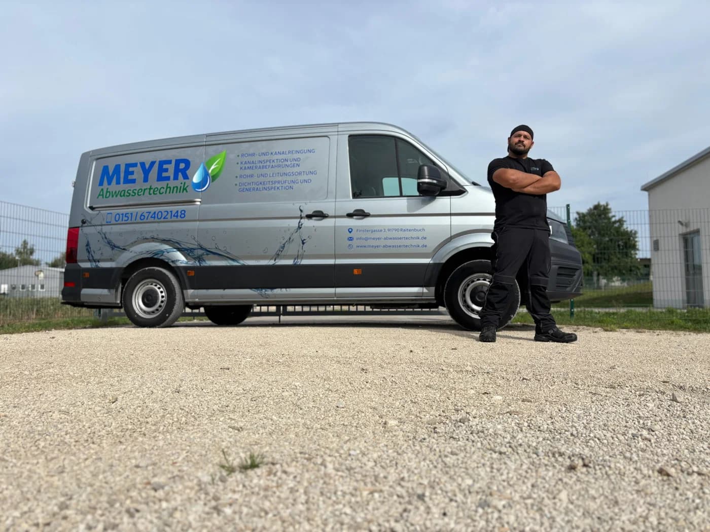 Techniker am Einsatzfahrzeug von Meyer Abwassertechnik