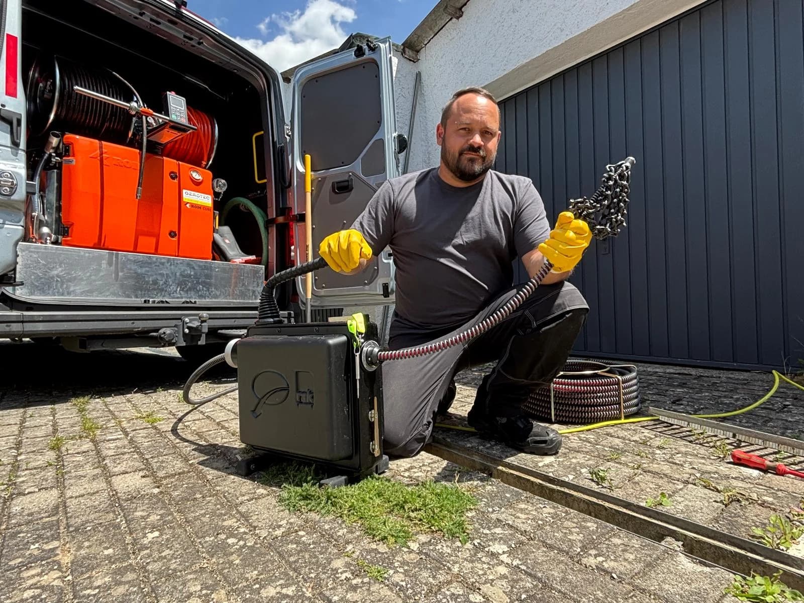 Techniker von Meyer Abwassertechnik bei der Rohrreinigung mit der Reinigungsspirale