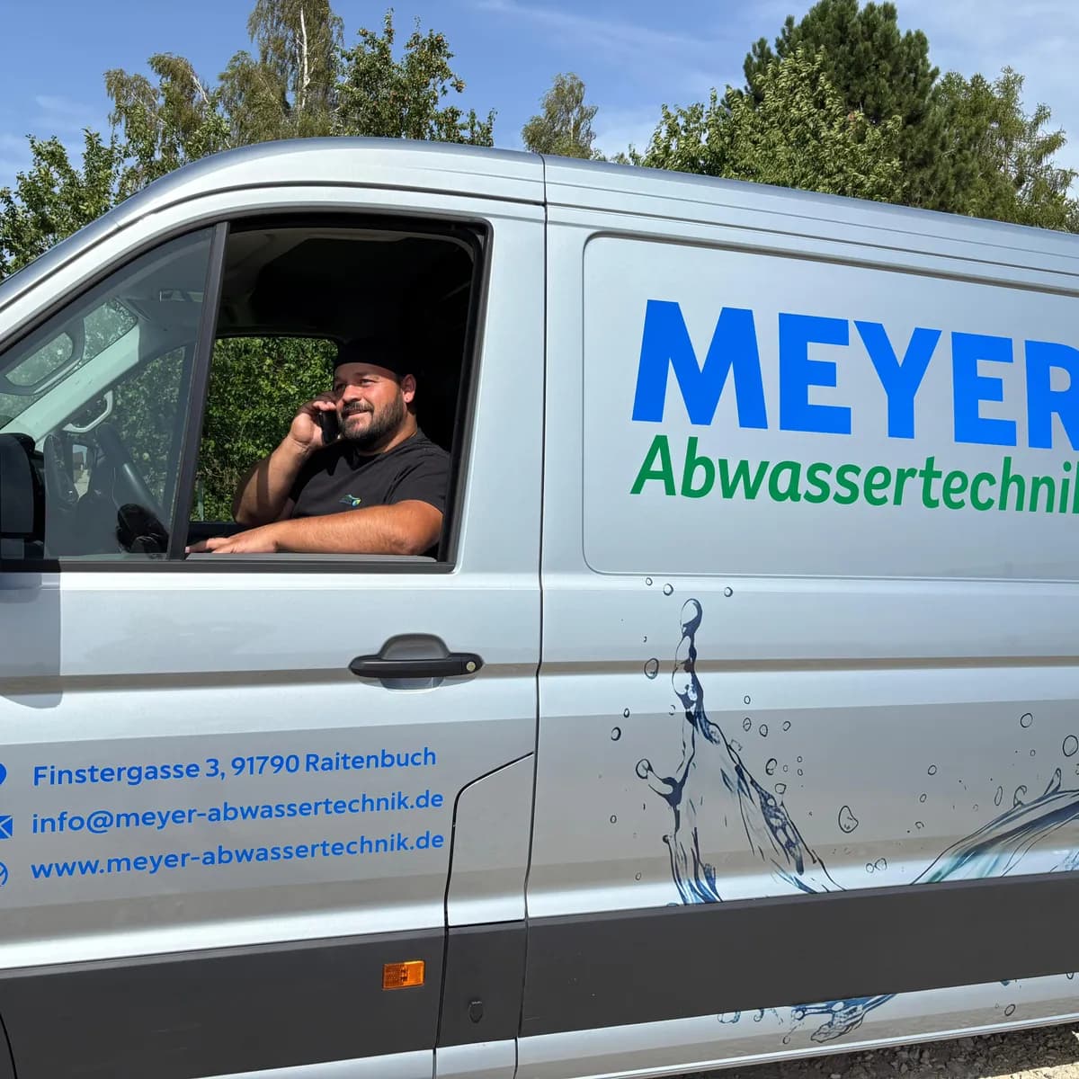 Techniker reinigt Dachrinne am Haus des Kunden