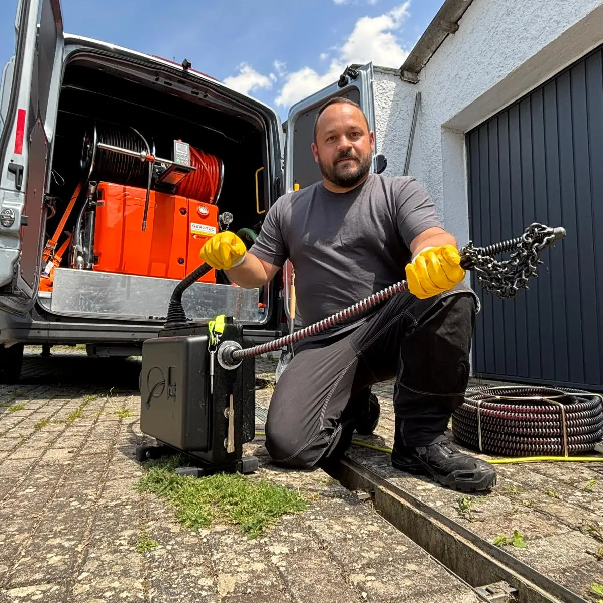 Techniker berät Hausbesitzer zur Drainage am Gebäude