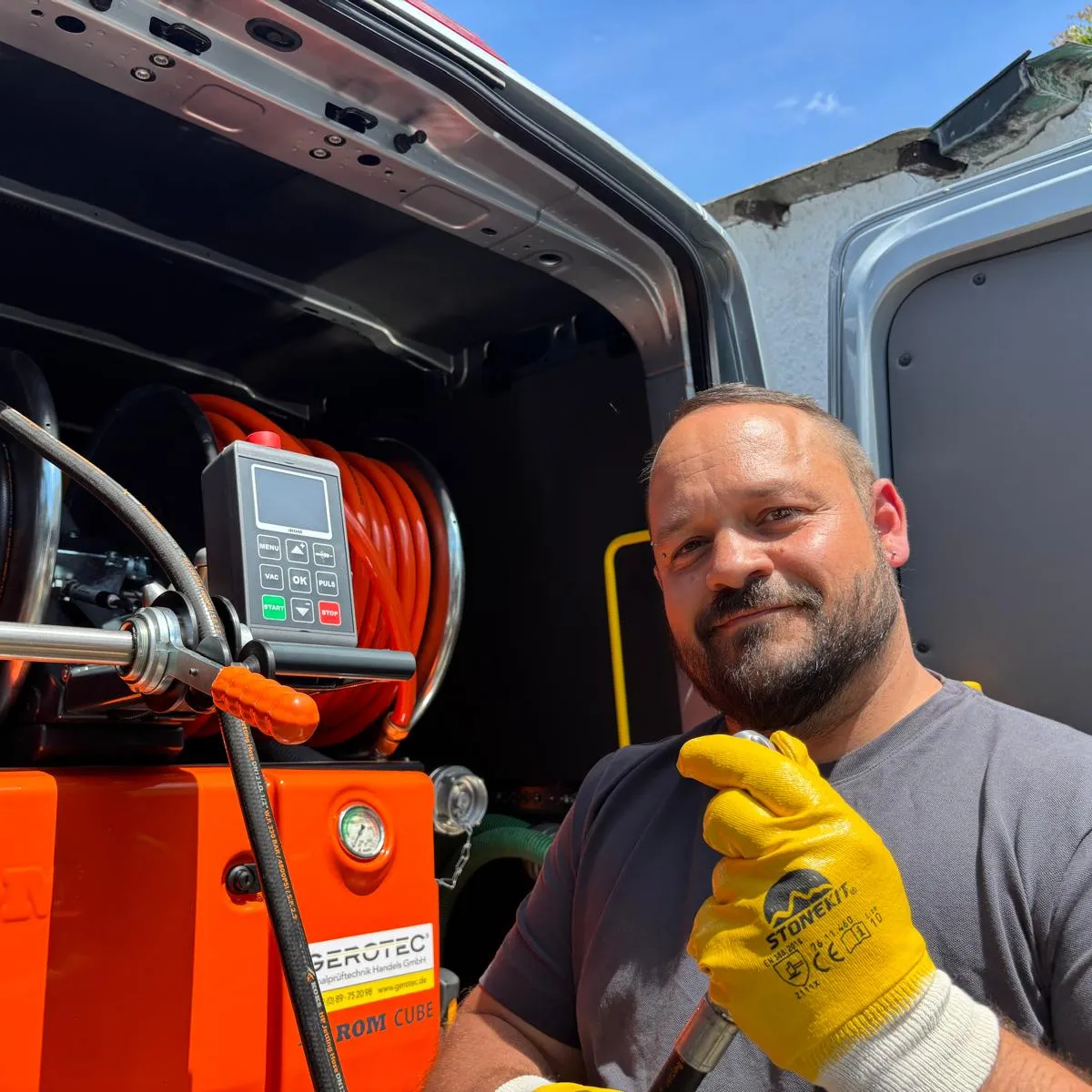 Techniker wartet Hebeanlage im Keller des Kunden