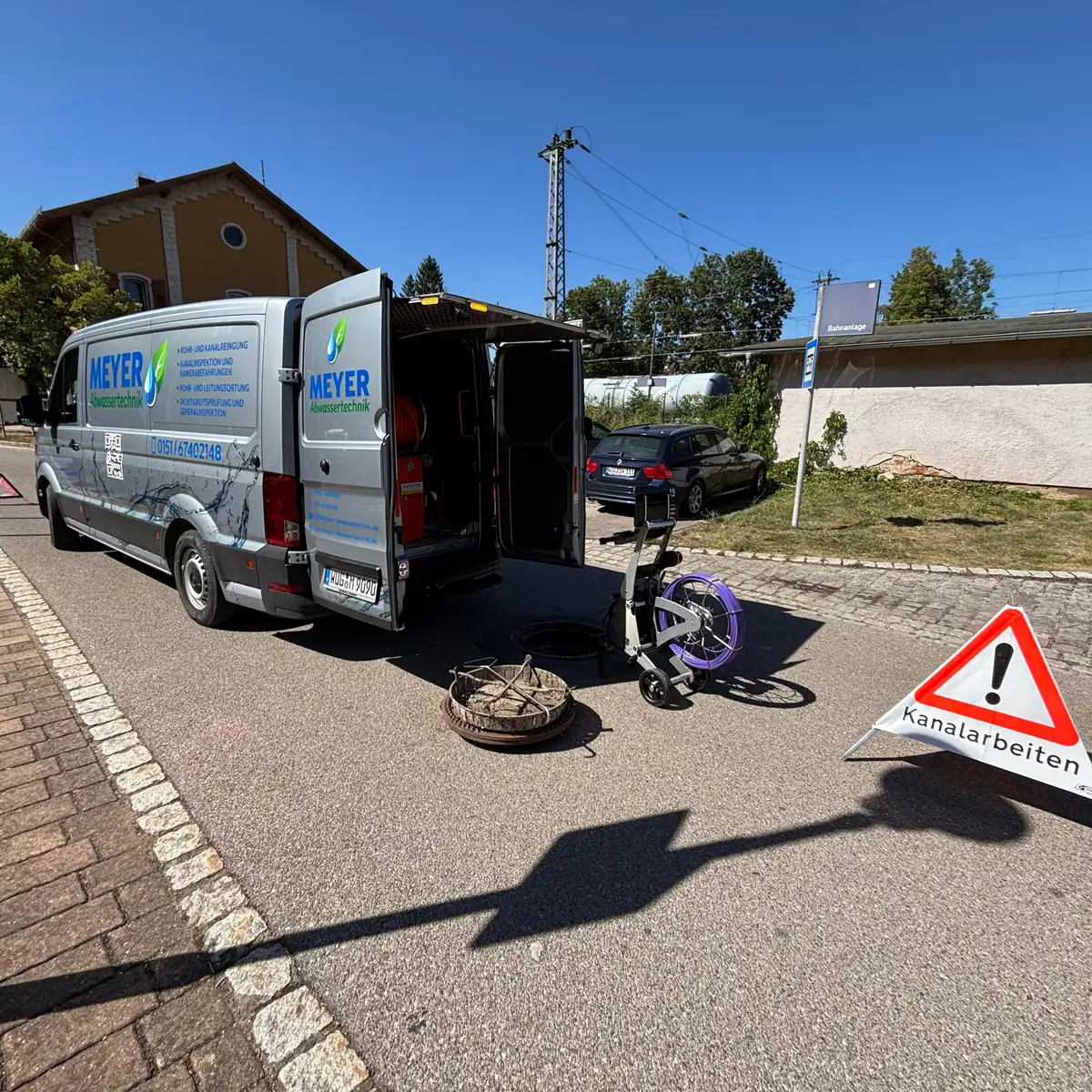 Notdienst-Techniker trifft beim Kunden ein, um einen Wasserschaden zu begrenzen