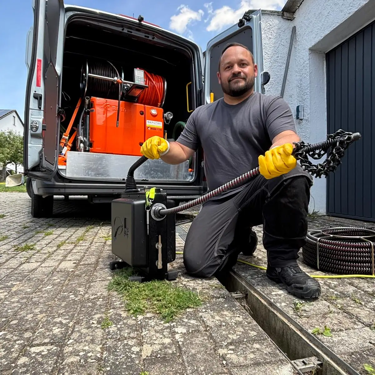 Besorgter Hausbesitzer spricht mit Techniker über Wasserschaden durch verstopftes Rohr