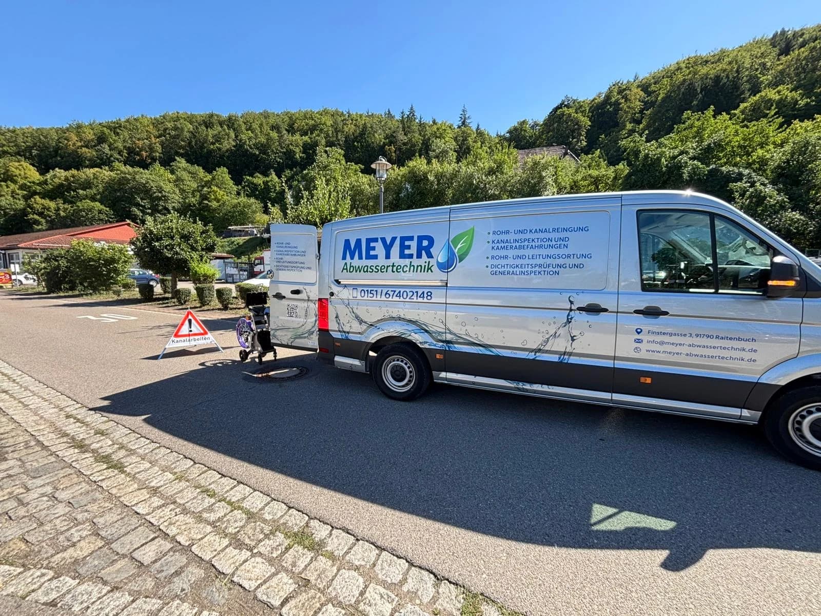Einsatzfahrzeug der Meyer Abwassertechnik, ausgerüstet für Rohr- und Kanalservice