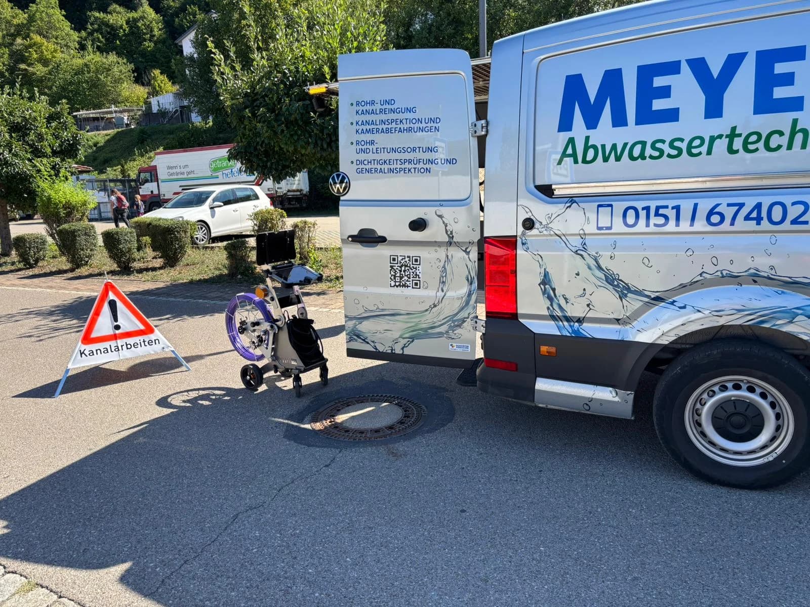 Einsatzfahrzeug von Meyer Abwassertechnik mit Kamerawagen an einer Baustelle
